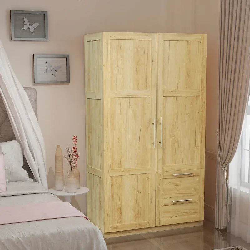 Witte houten kledingkast met deuren, laden en hangroede