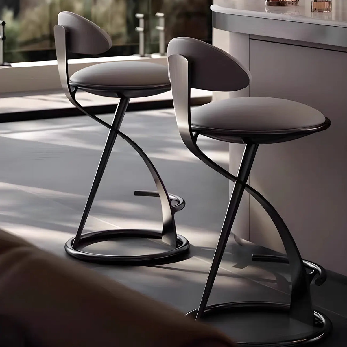 Tabouret de bar élégant en cuir beige avec cadre métallique doré