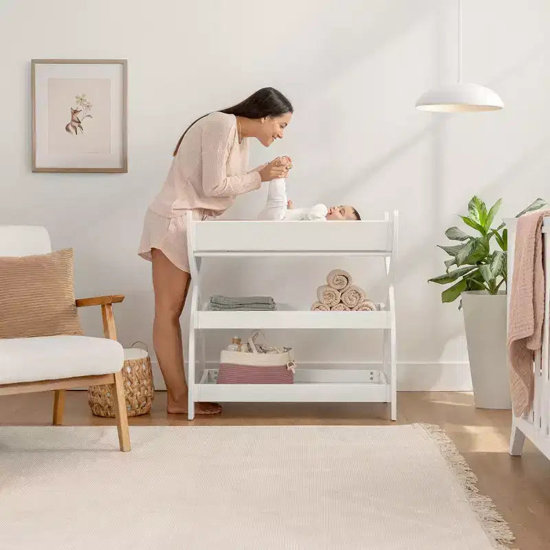Mesa muda-fraldas Comfy Cubs - construção robusta em madeira, visual intemporal, com duas prateleiras abertas para artigos essenciais do bebé