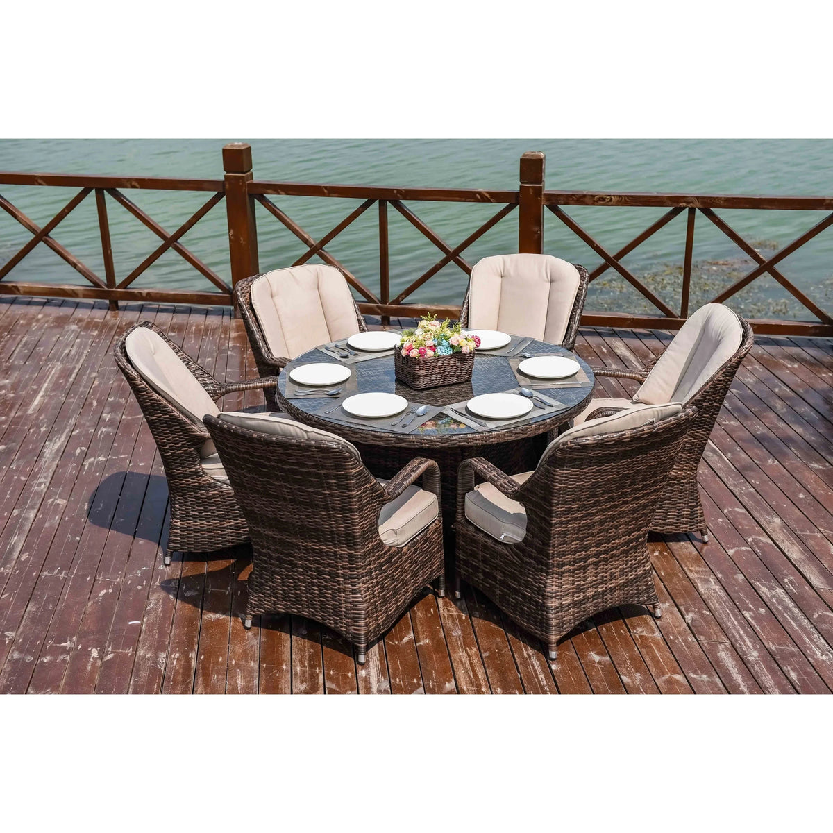 Set da pranzo rotondo da esterno in rattan intrecciato da 7 pezzi con cuscini di Moda Furnishings