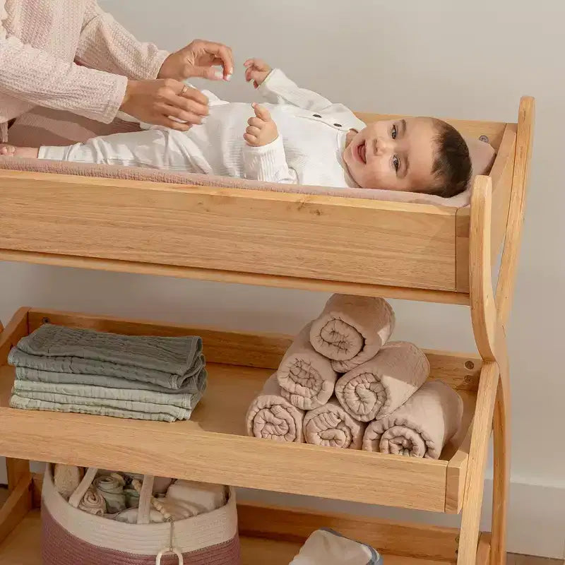 Mesa muda-fraldas Comfy Cubs - construção robusta em madeira, visual intemporal, com duas prateleiras abertas para artigos essenciais do bebé