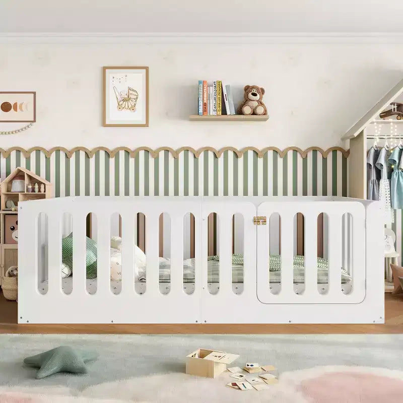 Weißes Montessori-Bodenbett in Twin-Größe mit Gitterstäben und Tür â€?Massivholz, 1 Kind