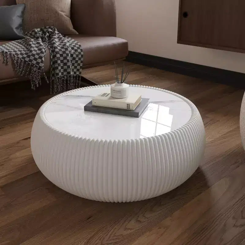 Moderner runder Couchtisch in Trommelform von Okak mit Marmorplatte und Lederseiten, stilvoller Beistelltisch für Wohnzimmer und Schlafzimmer