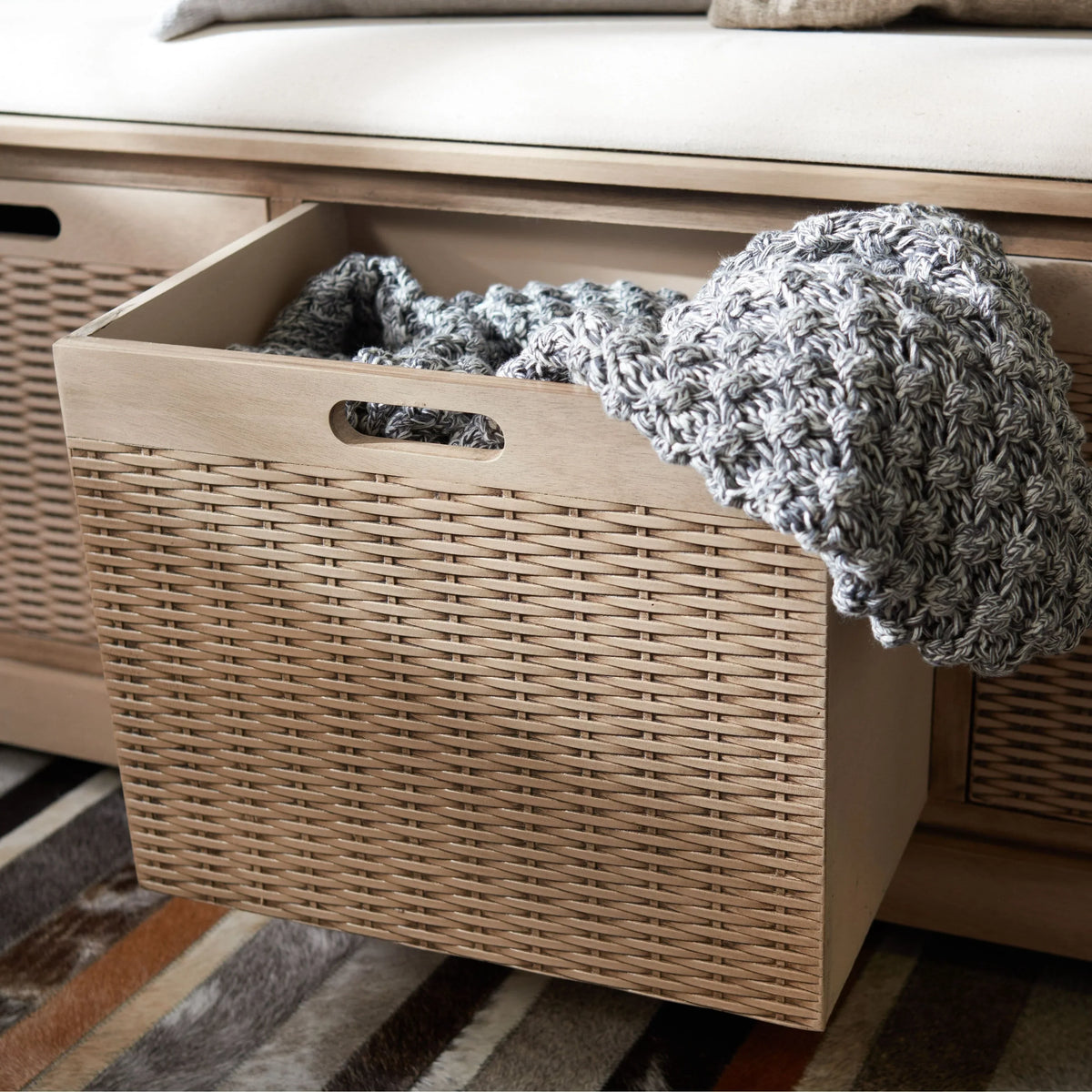 Panca contenitore SAFAVIEH Fiorello con 3 cassetti e cuscino - 47.3 W x 15 L x 19 H - 47Wx15Dx19H