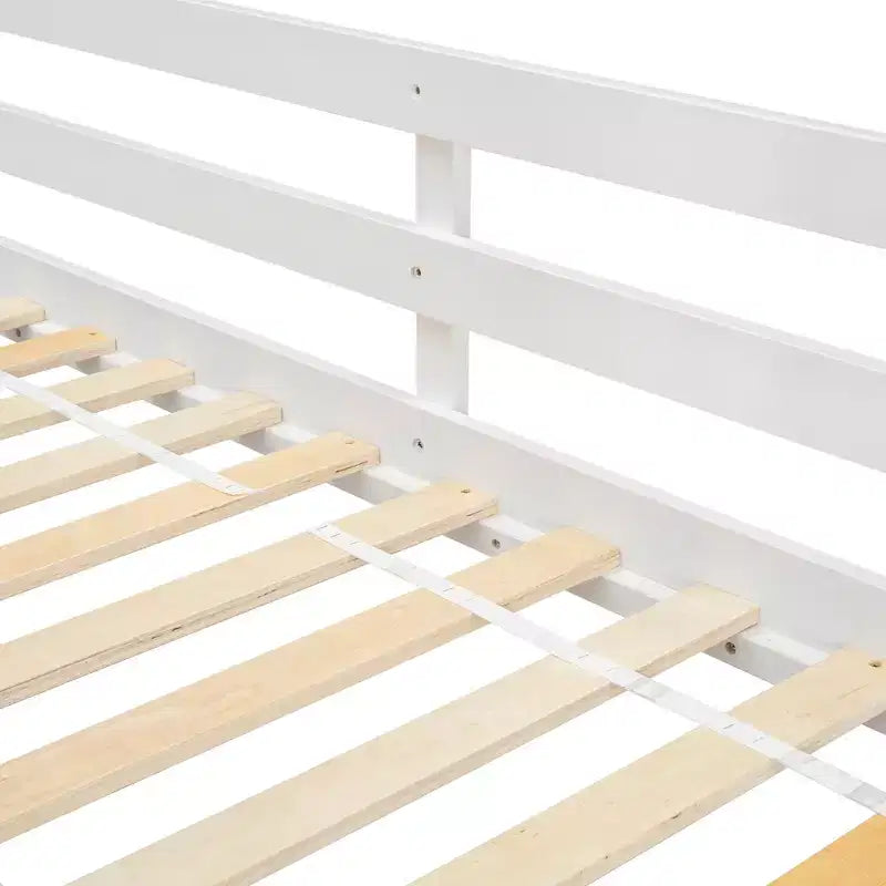 Hochbett in Einzelbettgröße in Hausform, hölzernes Spielhaus-Hochbett mit Leiter und Absturzsicherungen für Kinder