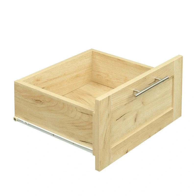 Witte houten kledingkast met deuren, laden en hangroede
