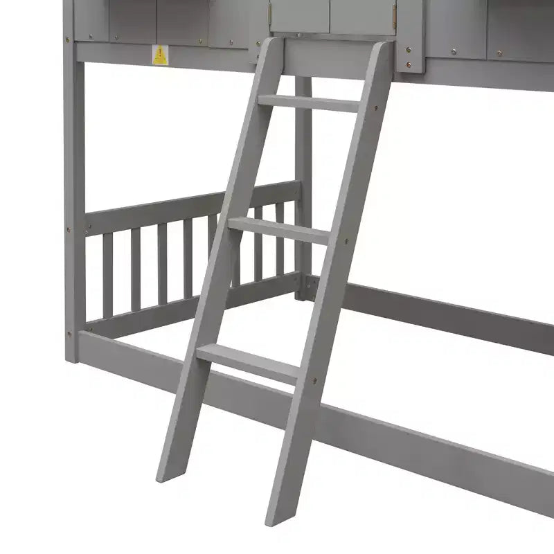 Hochbett in Einzelbettgröße in Hausform, hölzernes Spielhaus-Hochbett mit Leiter und Absturzsicherungen für Kinder