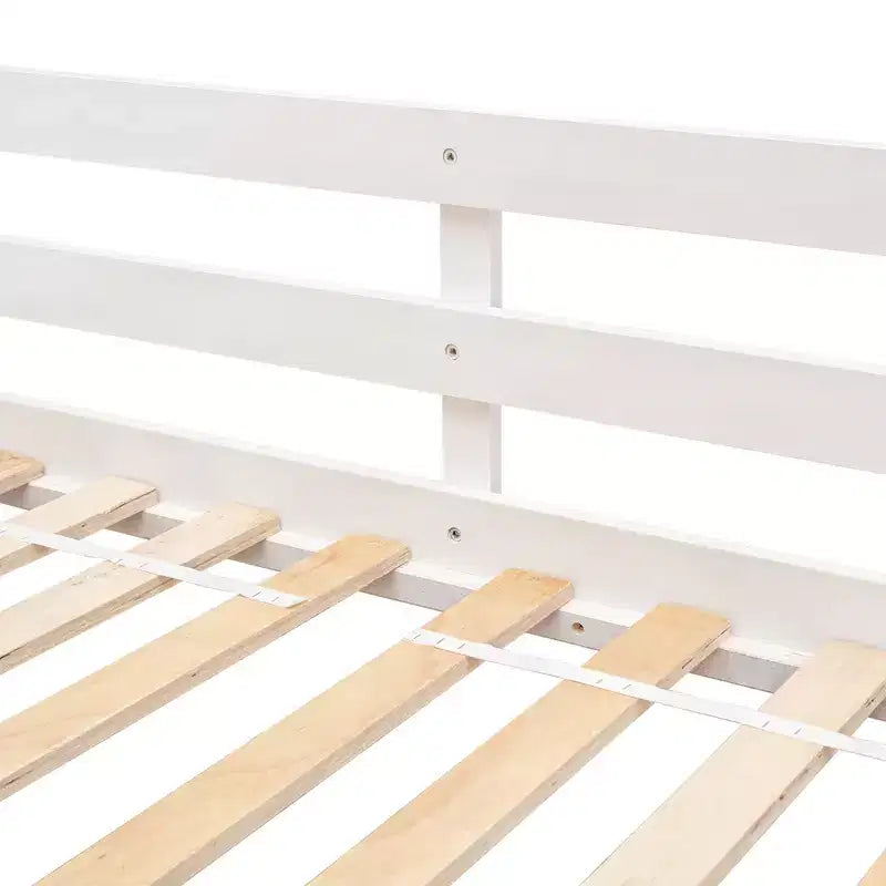 Hochbett in Einzelbettgröße in Hausform, hölzernes Spielhaus-Hochbett mit Leiter und Absturzsicherungen für Kinder