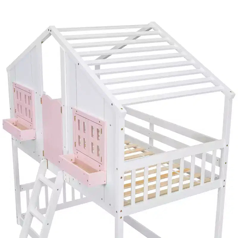 Hochbett in Einzelbettgröße in Hausform, hölzernes Spielhaus-Hochbett mit Leiter und Absturzsicherungen für Kinder