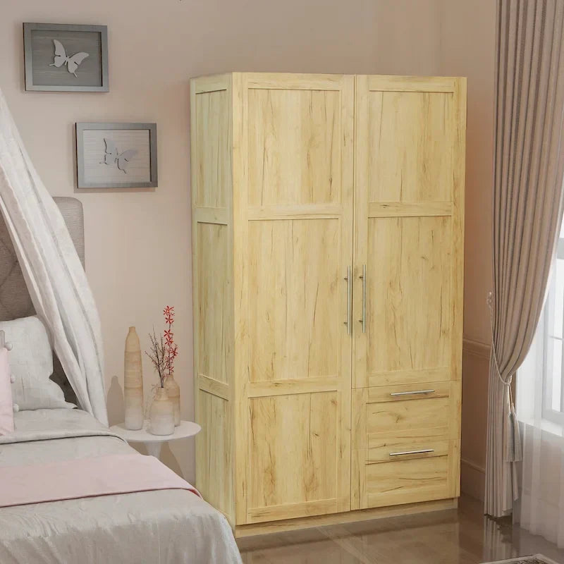 Witte houten kledingkast met deuren, laden en hangroede