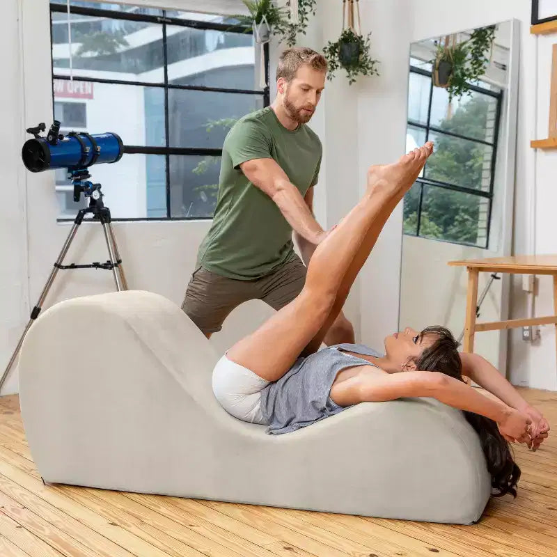 Avana elegante Chaiselongue für Yoga – in den USA gefertigt – ideal für Dehnübungen, Entspannung, Training und mehr, 60T x 18B x 26H Zoll, Hellgrau