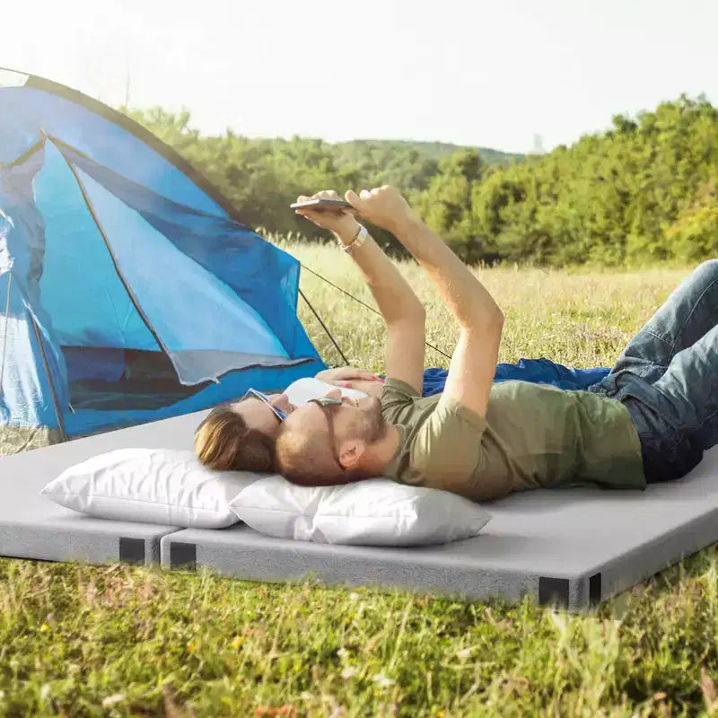 Costway Campingmatratze aus Memory-Schaumstoff mit rutschfester Unterseite und Tragetasche für das Schlafen im Freien, Grau/Blau