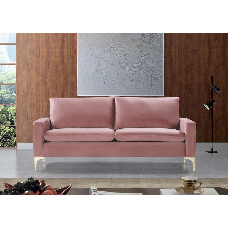 Aksamitna sofa z metalowymi nogami w kolorze złotym