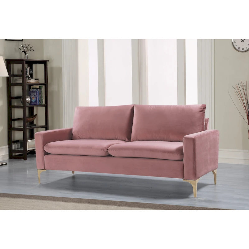 Aksamitna sofa z metalowymi nogami w kolorze złotym
