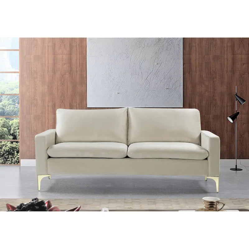 Aksamitna sofa z metalowymi nogami w kolorze złotym
