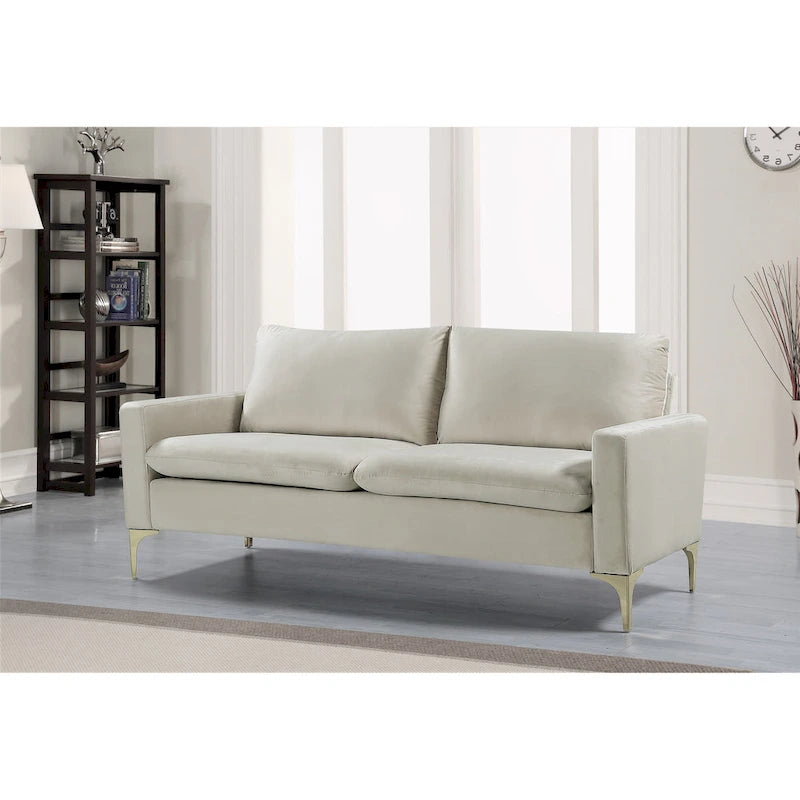 Aksamitna sofa z metalowymi nogami w kolorze złotym