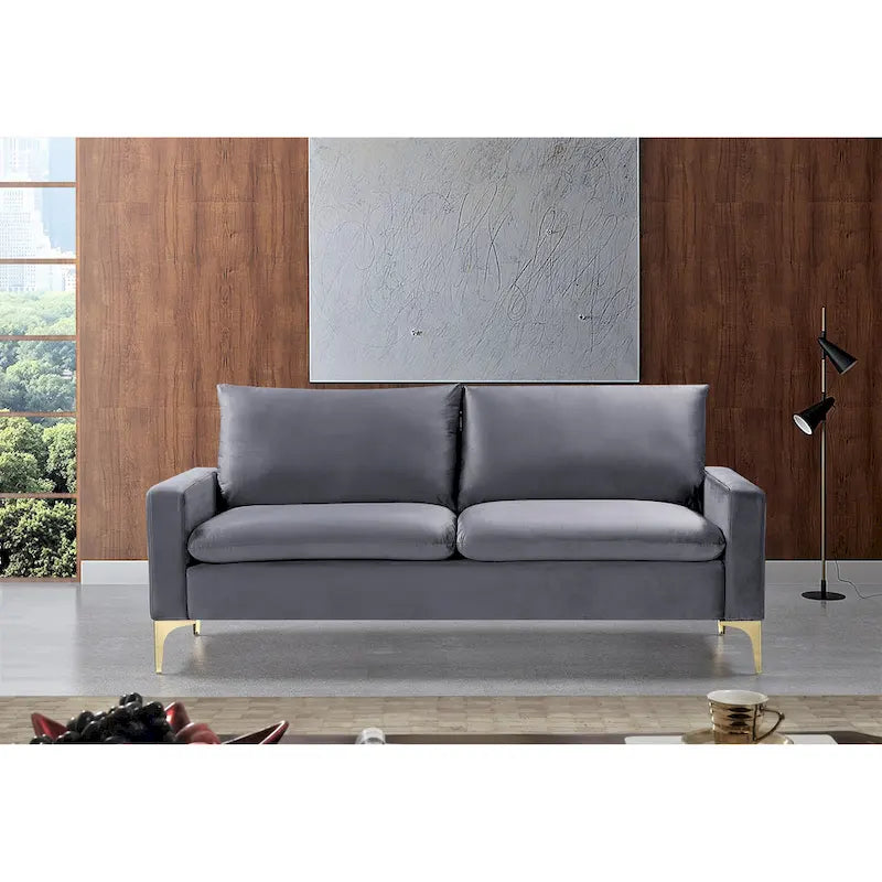 Aksamitna sofa z metalowymi nogami w kolorze złotym