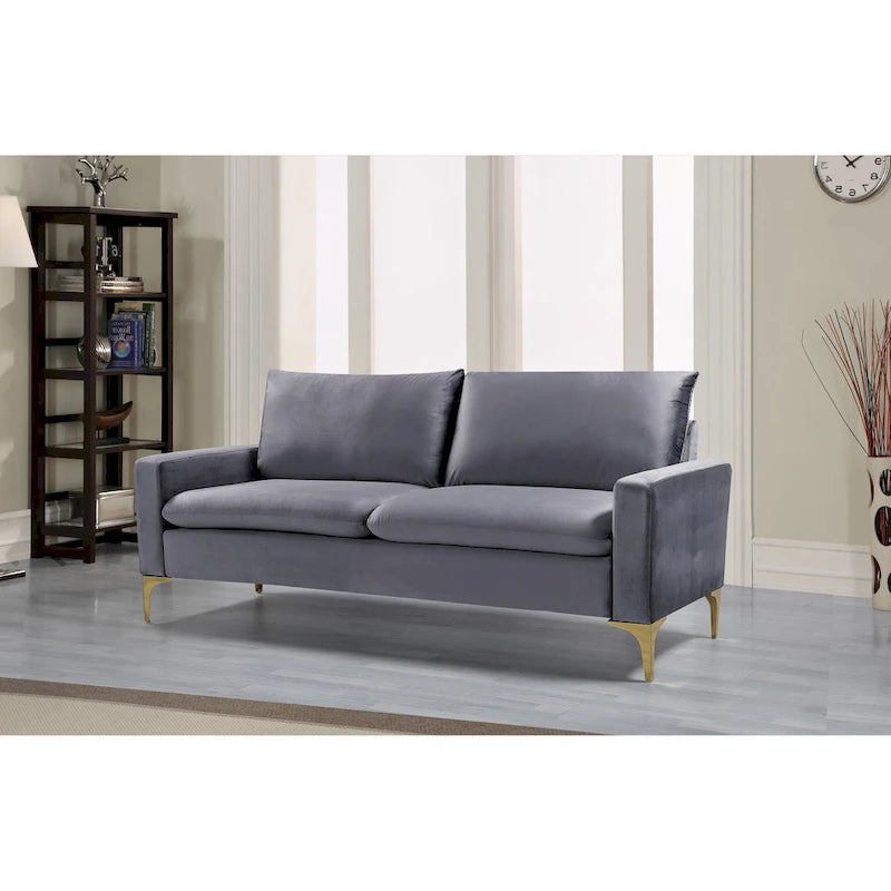 Aksamitna sofa z metalowymi nogami w kolorze złotym