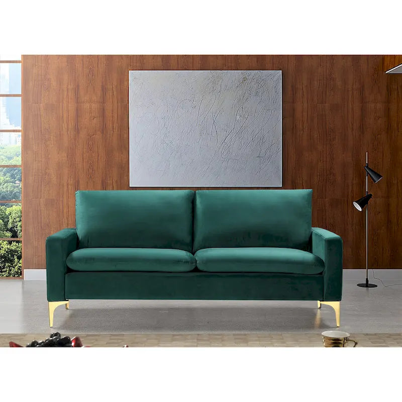 Aksamitna sofa z metalowymi nogami w kolorze złotym
