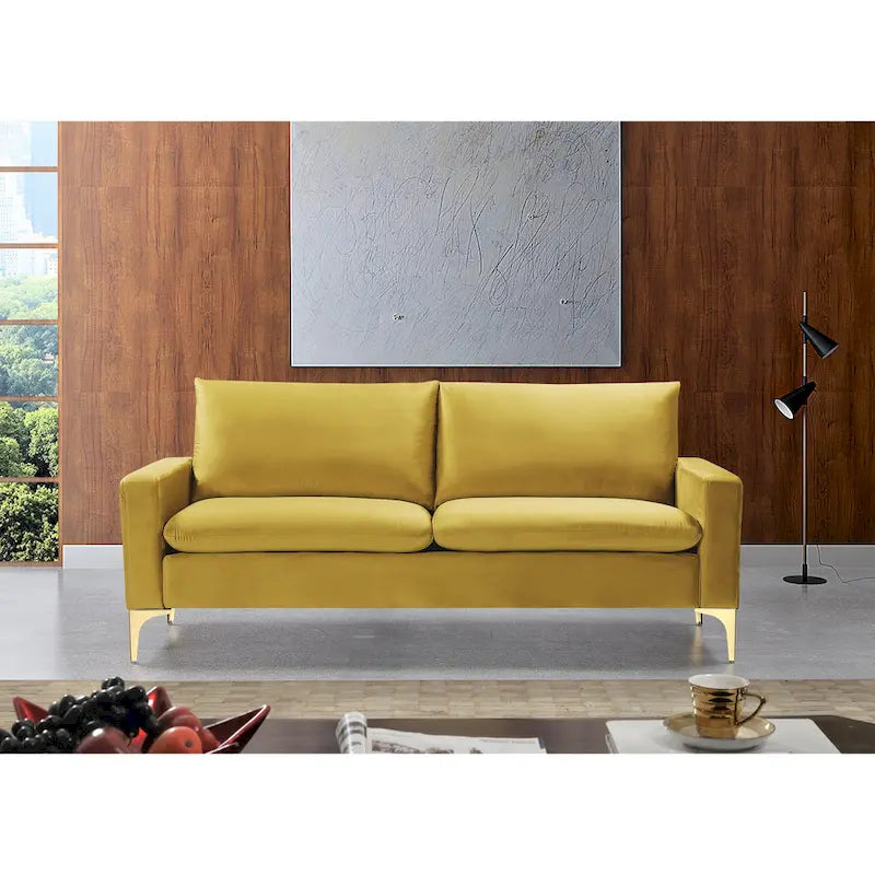 Aksamitna sofa z metalowymi nogami w kolorze złotym