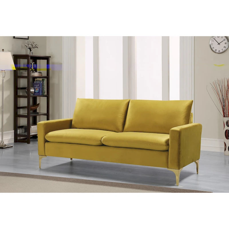 Aksamitna sofa z metalowymi nogami w kolorze złotym