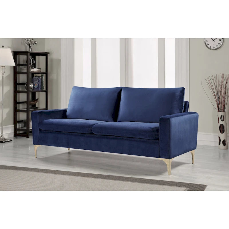 Aksamitna sofa z metalowymi nogami w kolorze złotym