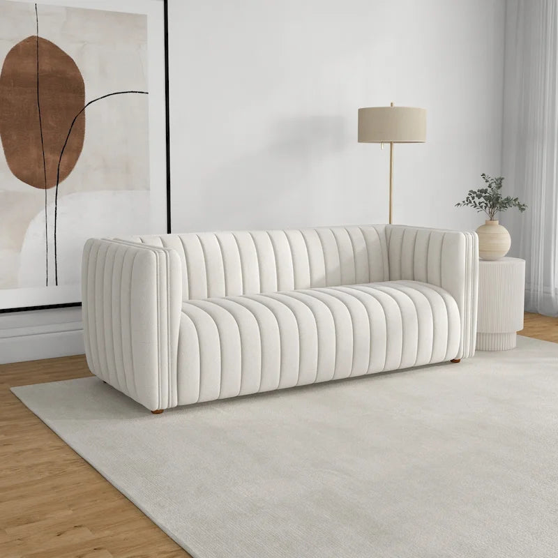 Sofa tapicerowana bucle w kolorze kremowym z ciasno pikowanym oparciem w stylu mid-century modern