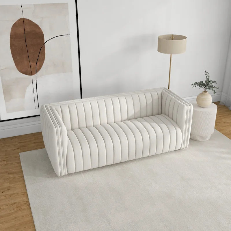 Sofa tapicerowana bucle w kolorze kremowym z ciasno pikowanym oparciem w stylu mid-century modern
