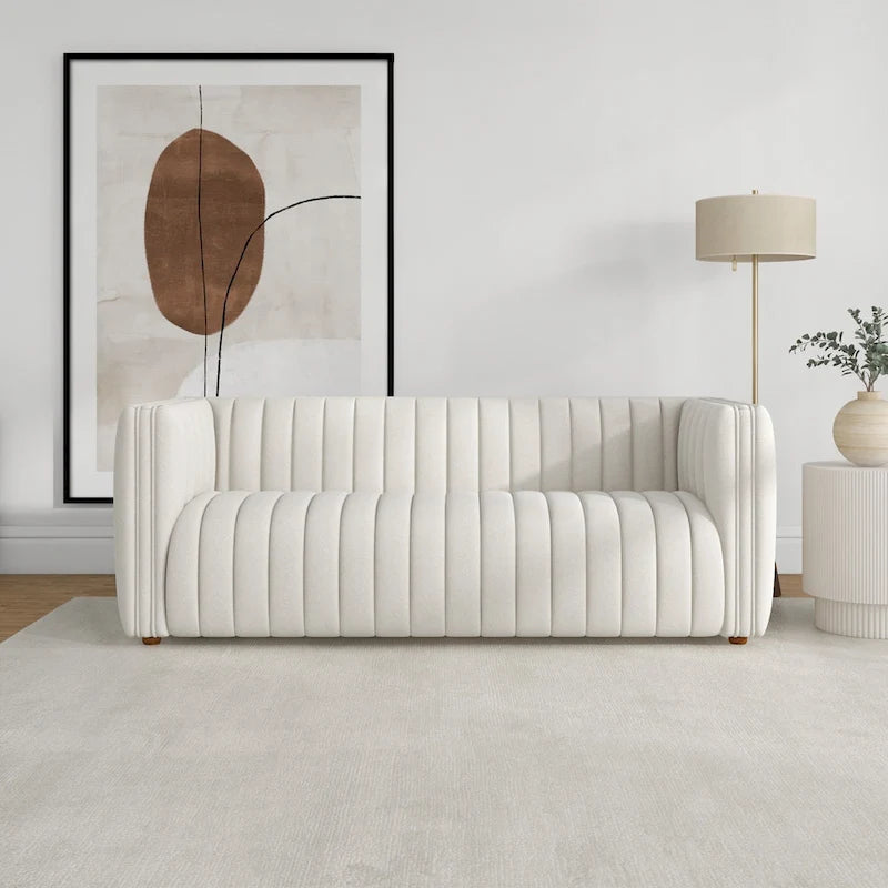 Sofa tapicerowana bucle w kolorze kremowym z ciasno pikowanym oparciem w stylu mid-century modern