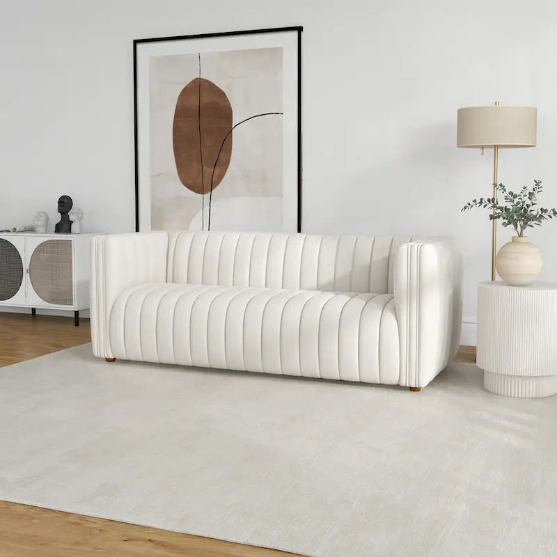 Sofa tapicerowana bucle w kolorze kremowym z ciasno pikowanym oparciem w stylu mid-century modern