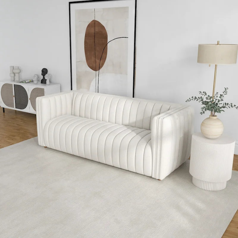 Sofa tapicerowana bucle w kolorze kremowym z ciasno pikowanym oparciem w stylu mid-century modern