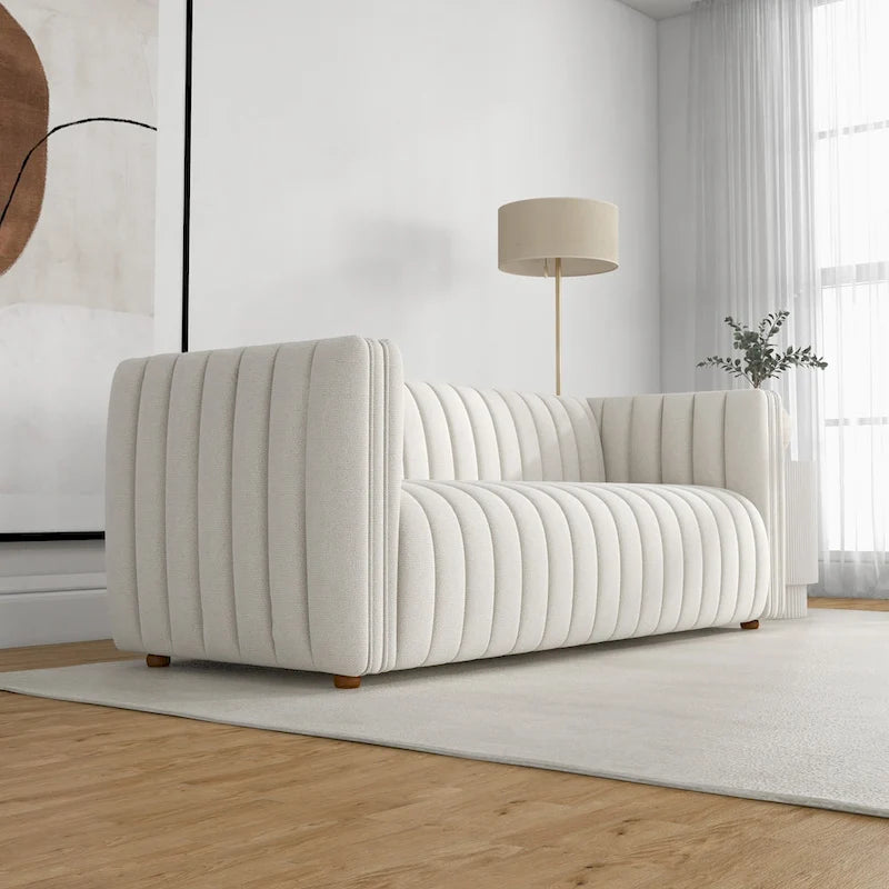 Sofa tapicerowana bucle w kolorze kremowym z ciasno pikowanym oparciem w stylu mid-century modern