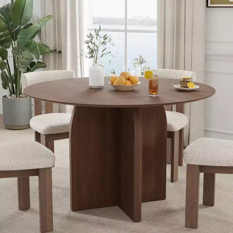Okrągły stół jadalniany PexFix 45 x 45 z litego drewna w kolorze orzecha, z eleganckimi łukowatymi nogami, do nowoczesnych jadalni i kuchni