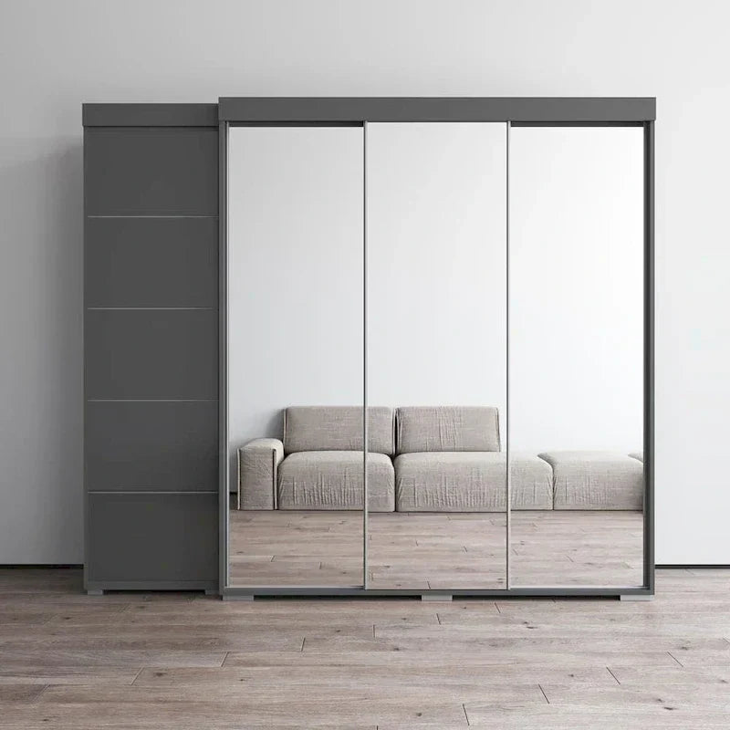 Kleiderschrank mit drei Spiegeln
