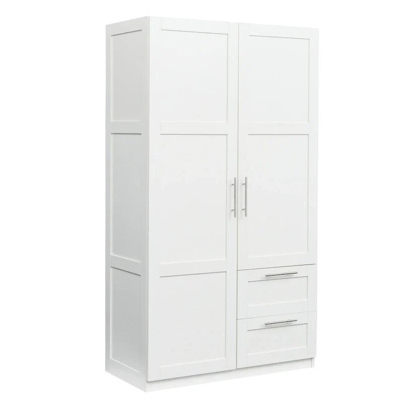 Witte houten kledingkast met deuren, laden en hangroede