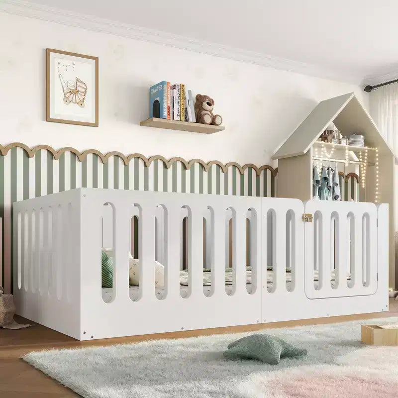 Weißes Montessori-Bodenbett in Twin-Größe mit Gitterstäben und Tür â€?Massivholz, 1 Kind