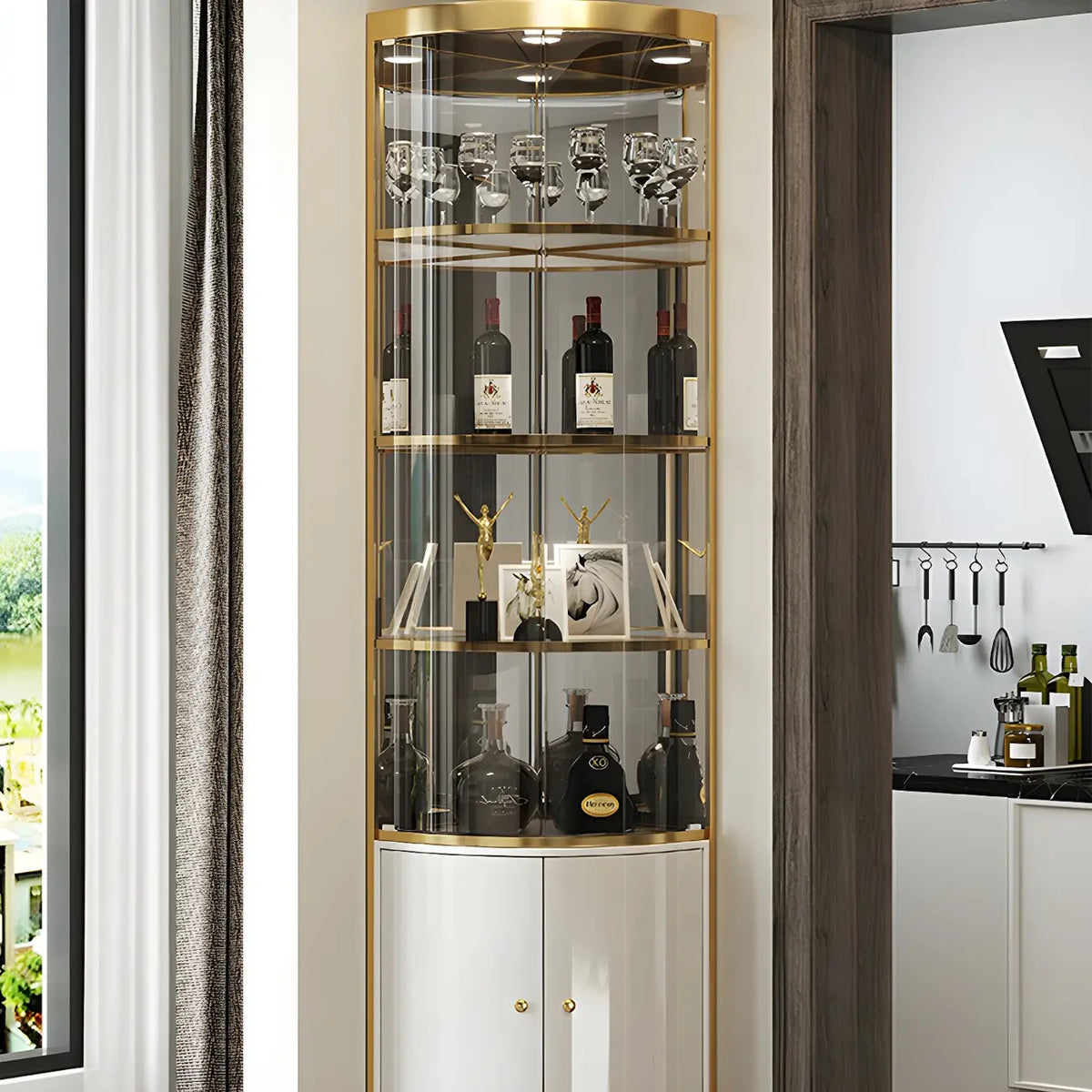 Glamouröser, glänzender Vitrinenschrank aus Glas und goldfarbenem Metall mit abgerundeter Ecke