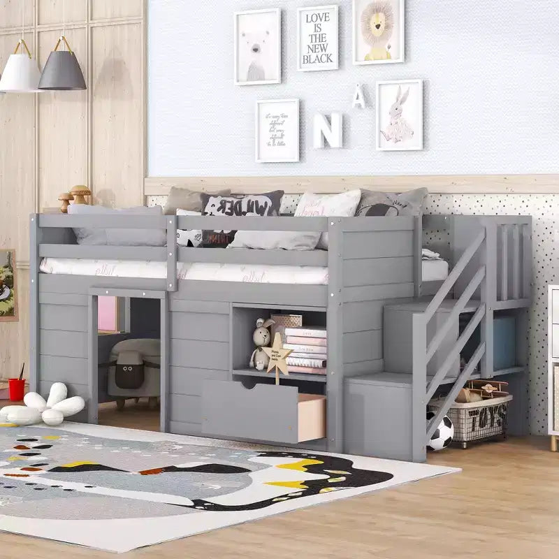 Letto soppalcato singolo Okak in legno massello con scale e spazio contenitore, letto a castello singolo basso con cassetti e ripiani, letto soppalcato multifunzionale per bambini e ragazzi