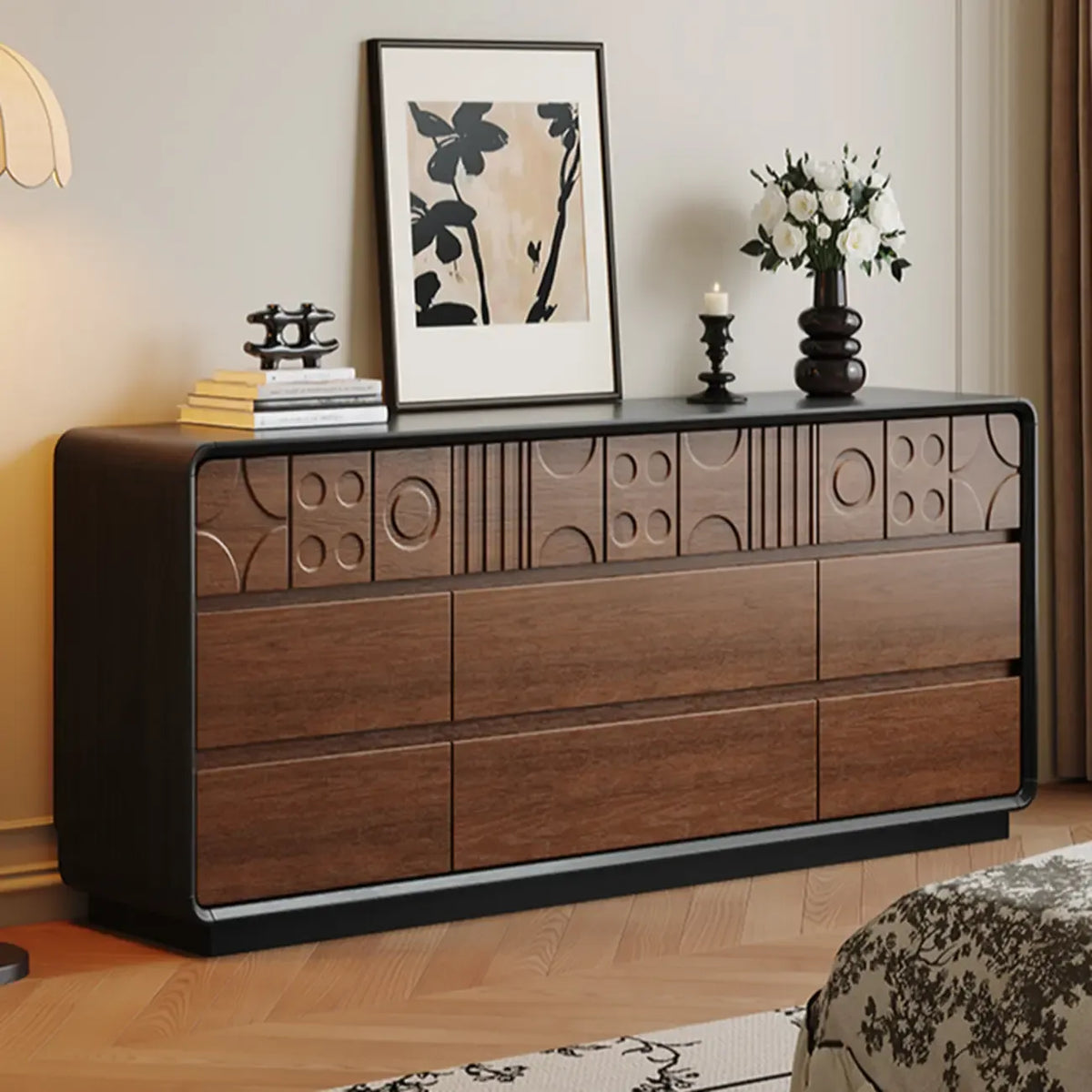 Houten ladekast geïnspireerd op art deco met geometrisch houtsnijwerk