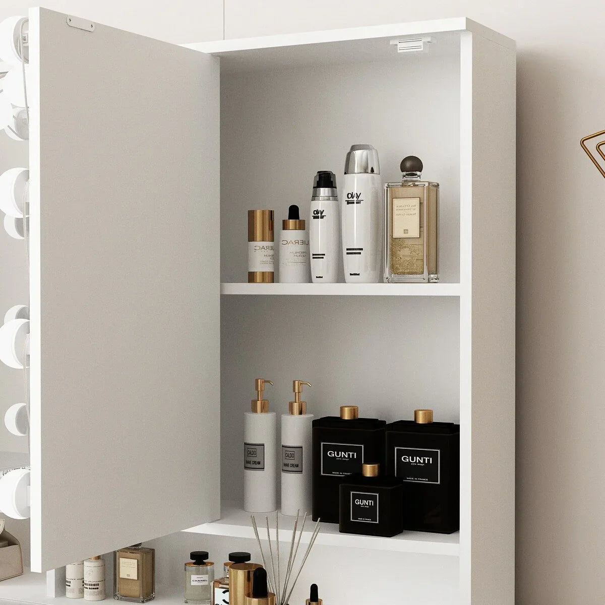 Make-uptafel met drievoudige spiegel, gecertificeerde verlichting en glazen bovenblad