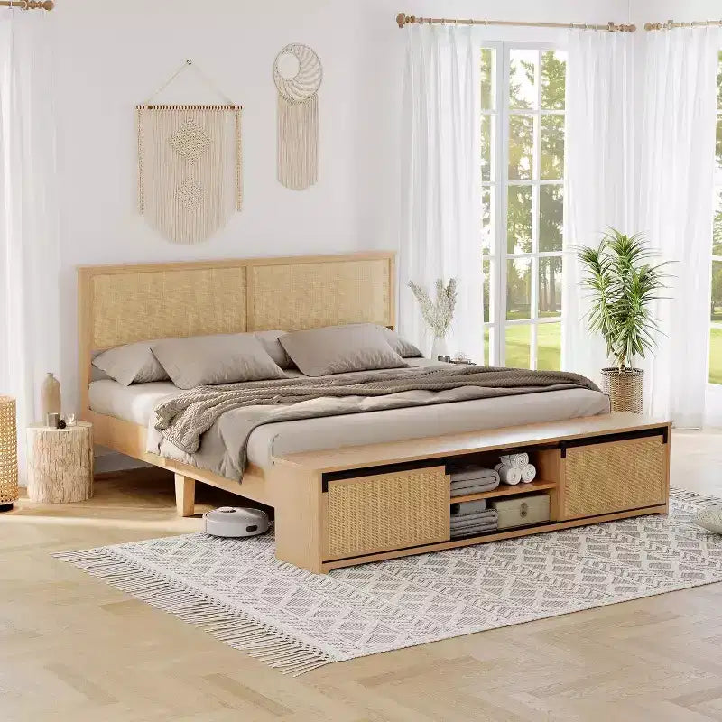 Łóżko boho w stylu farmhouse z naturalnego rattanu, ze schowkiem z przesuwnymi drzwiami stodołowymi i zagłówkiem z oświetleniem LED, z nogami z litego drewna