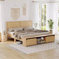 Łóżko boho w stylu farmhouse z naturalnego rattanu, ze schowkiem z przesuwnymi drzwiami stodołowymi i zagłówkiem z oświetleniem LED, z nogami z litego drewna