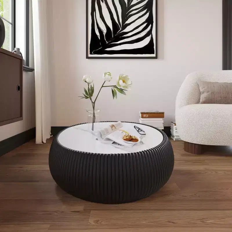 Moderner runder Couchtisch in Trommelform von Okak mit Marmorplatte und Lederseiten, stilvoller Beistelltisch für Wohnzimmer und Schlafzimmer