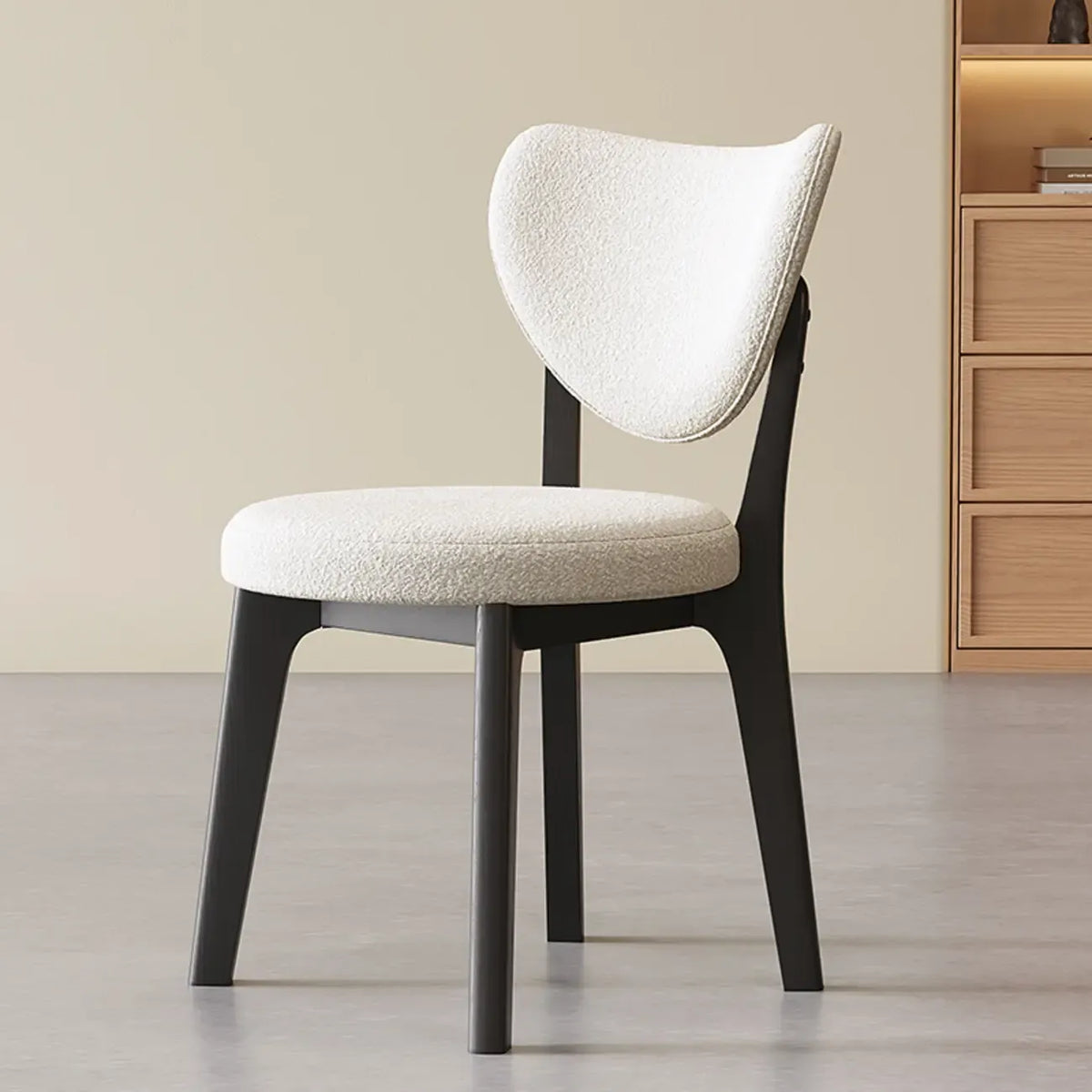 Sedia da pranzo moderna senza braccioli, con schienale alto e rivestimento in similpelle