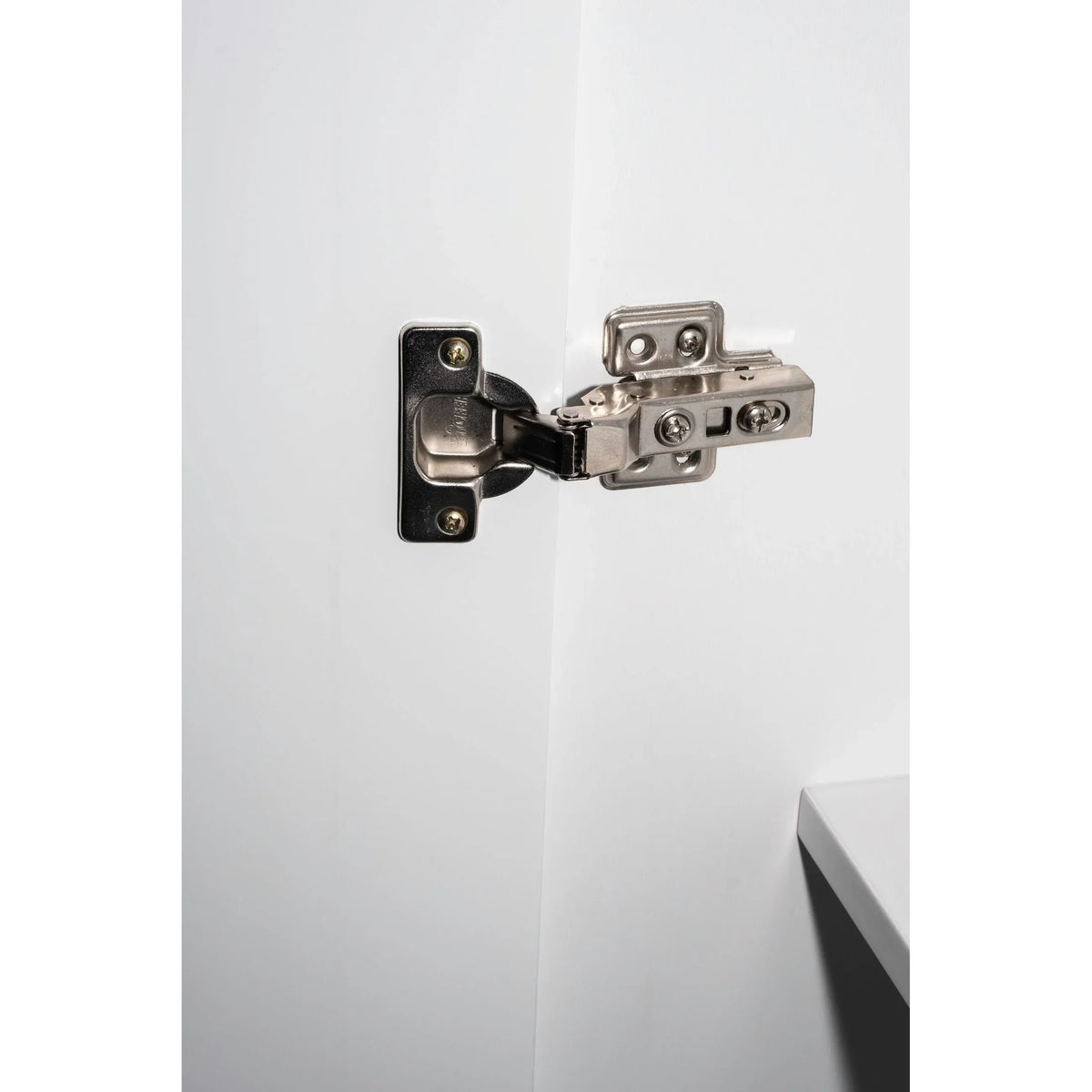 Armadio guardaroba a 4 ante Palace Imports Kyle in legno massello al 100% con ante in legno massello o a specchio
