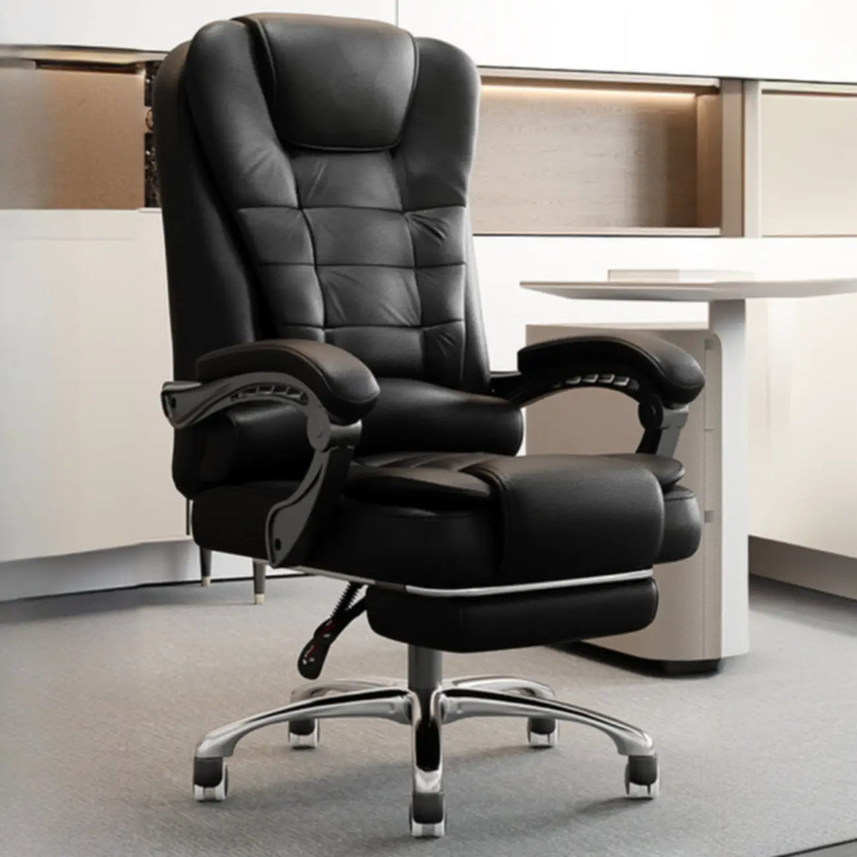 Ergonomické otočné kancelářské křeslo z černé kůže s podnožkou