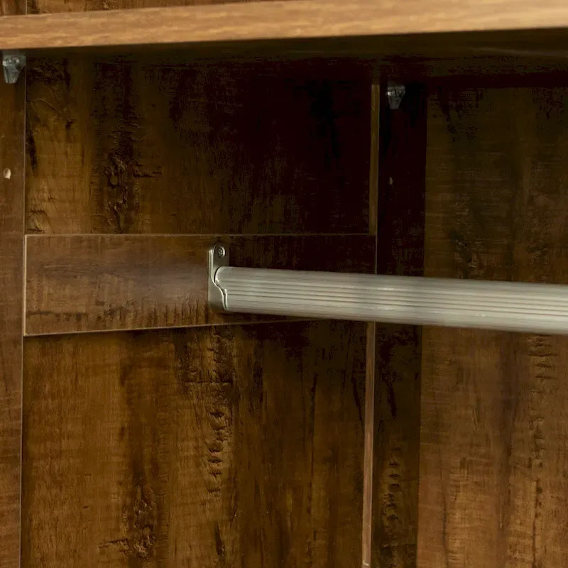 Witte houten kledingkast met deuren, laden en hangroede