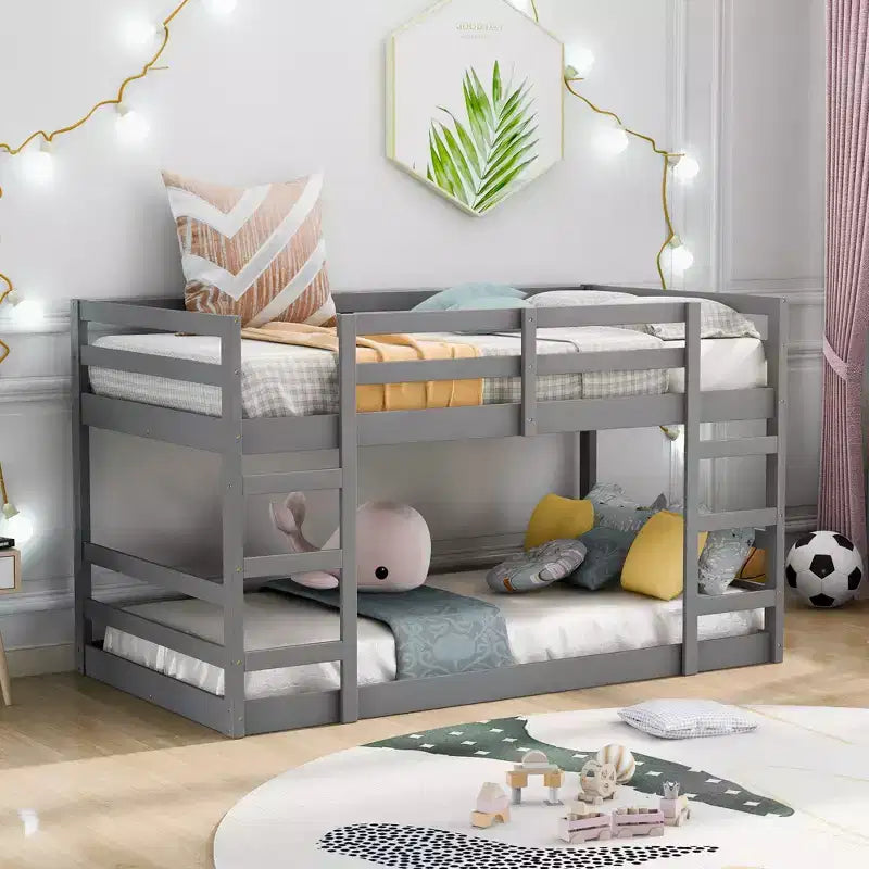 Niedriges Etagenbett, hölzernes Etagenbett mit Leiter, Etagenbett mit umlaufenden Schutzgittern
