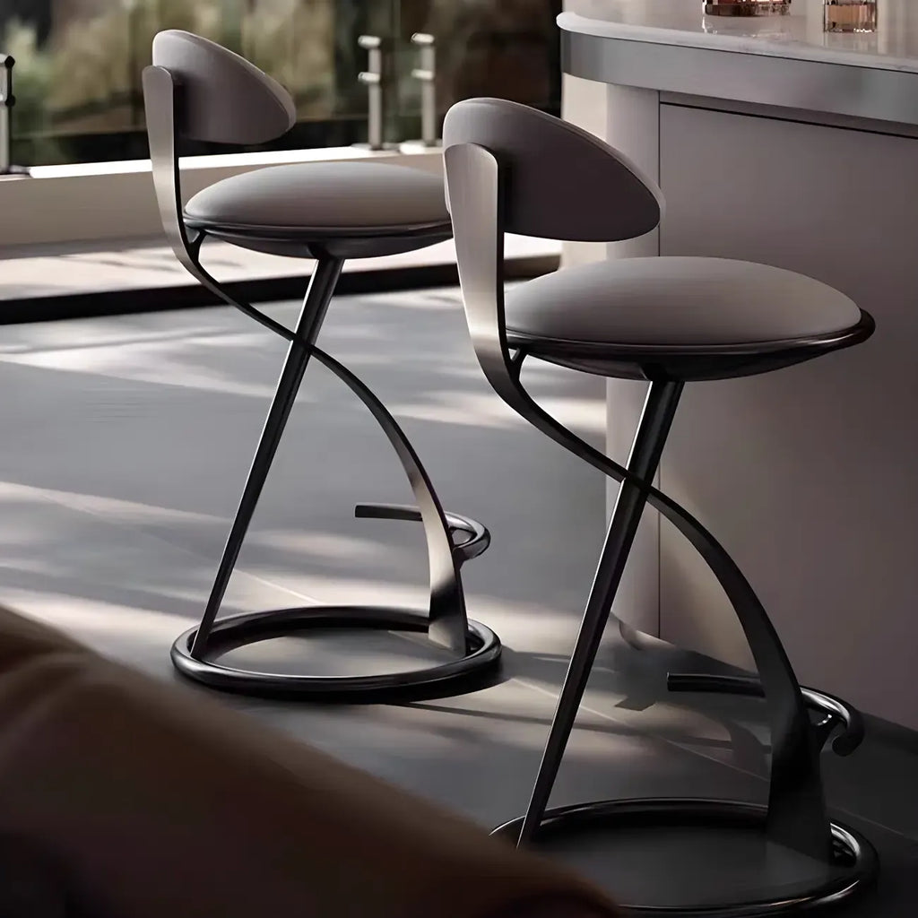 Tabouret de bar élégant en cuir beige avec cadre métallique doré